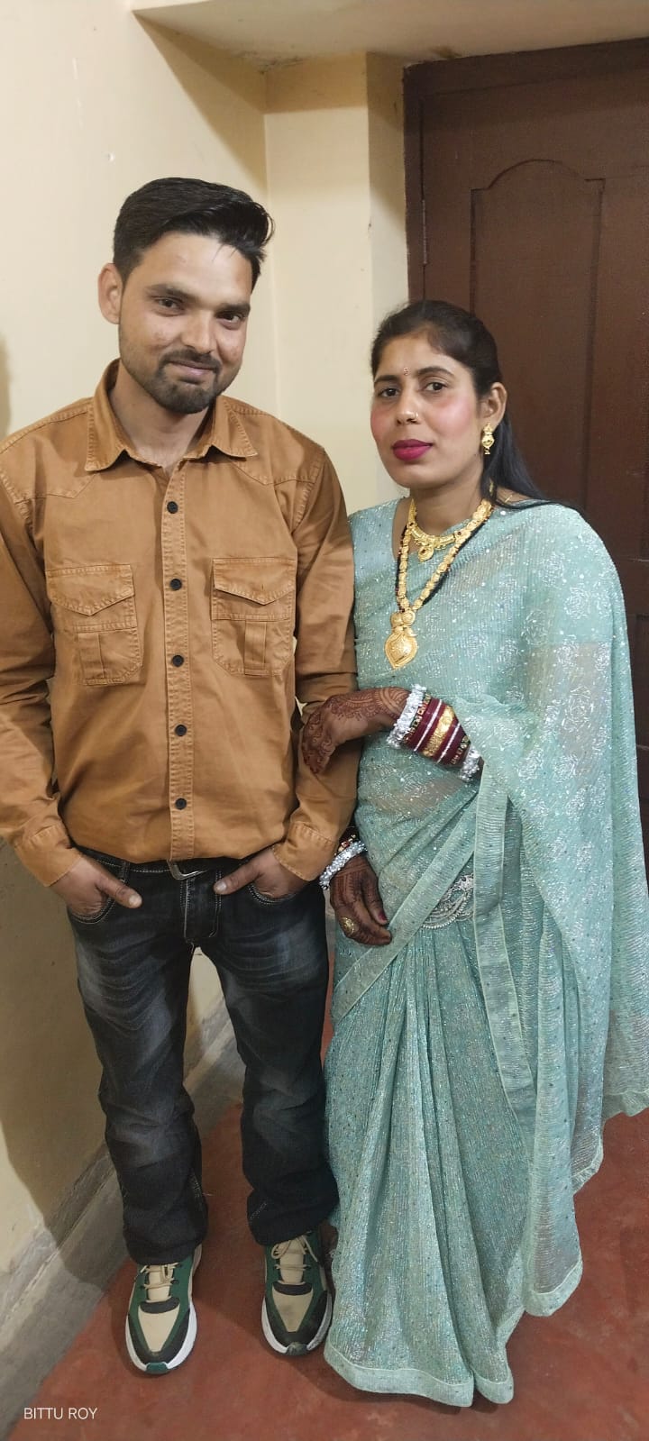 Romantic portrait of Rajesh and Mini